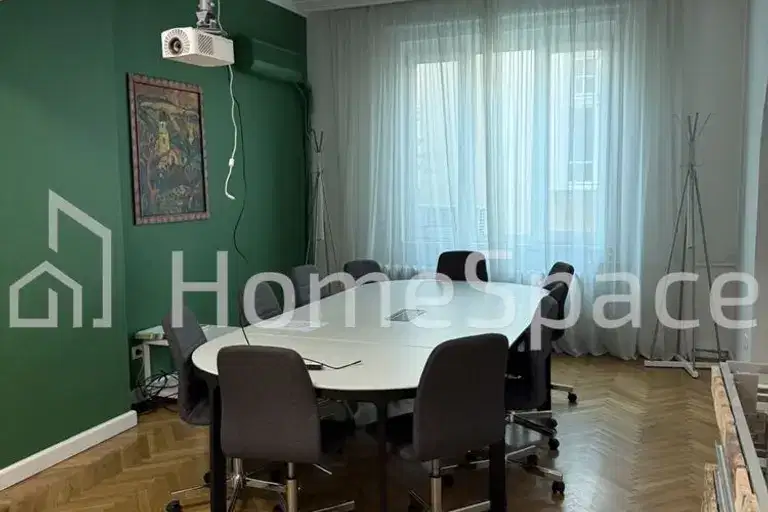 Тристаен апартамент в София, Център