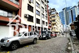 Тристаен апартамент в София, Център
