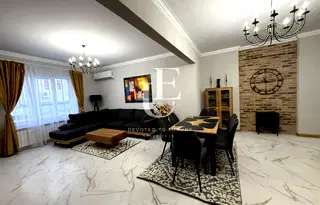 Тристаен апартамент с тераса в Център, София