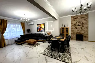 Тристаен апартамент с тераса в Център, София