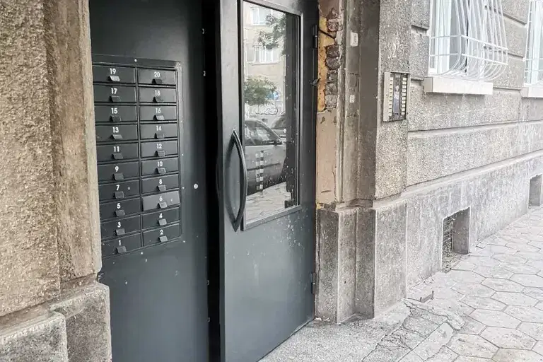Тристаен апартамент с тераса в Център, ул. Тунджа, София
