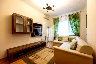 Тристаен апартамент с тераса и гледка към НДК в Център, София