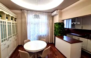 Тристаен апартамент в София, Център