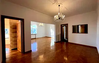 Тристаен апартамент в София, Докторски паметник