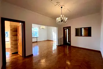 Тристаен апартамент в София, Докторски паметник