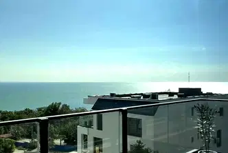 Тристаен апартамент с гледка море и паркомясто в Галата, Варна