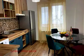 3-стаен апартамент с голяма тераса в район Изток, София