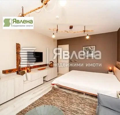 Снимка 2 — Тристаен апартамент с две бани в Лозенец, София