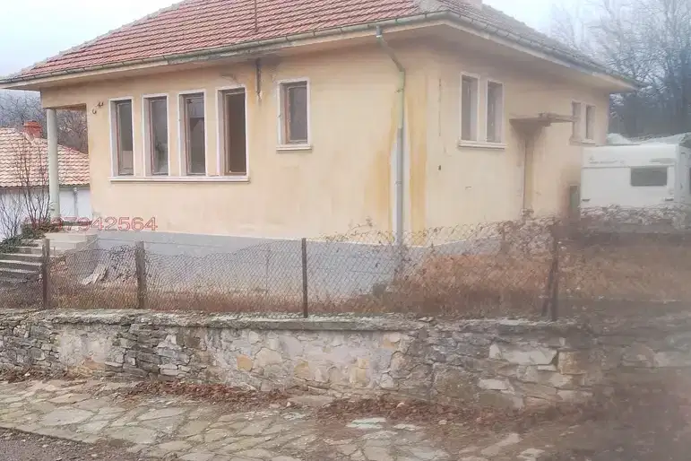 Къща с 3 нива и двор в с. Средно градище, обл. Стара Загора