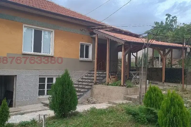 Къща с 6 стаи в с. Змейово, област Стара Загора