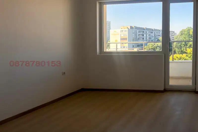 Тристаен апартамент в Добрич, Център
