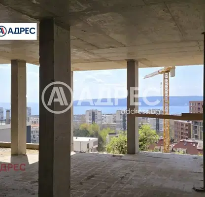 Снимка 2 — Просторен 4-стаен апартамент в Бриз с панорамна тераса