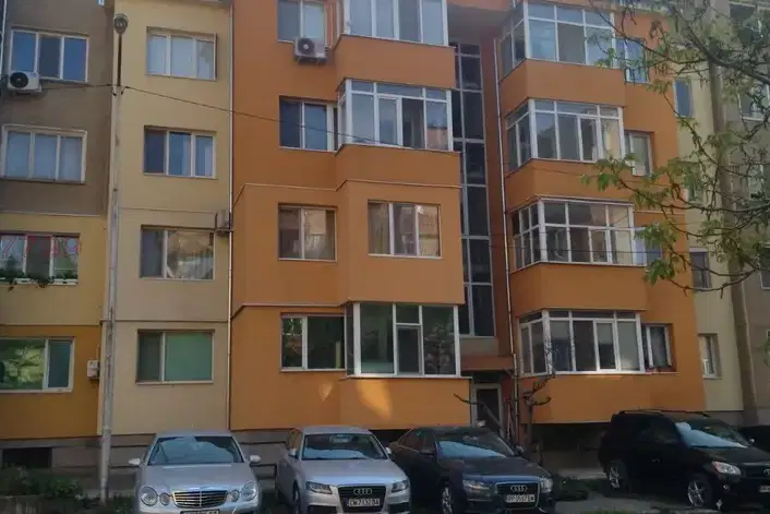 4-bedroom apartment in Raz, Tsentar