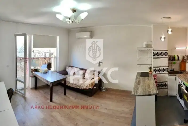 Просторен 4-стаен апартамент в Център, София с асансьор