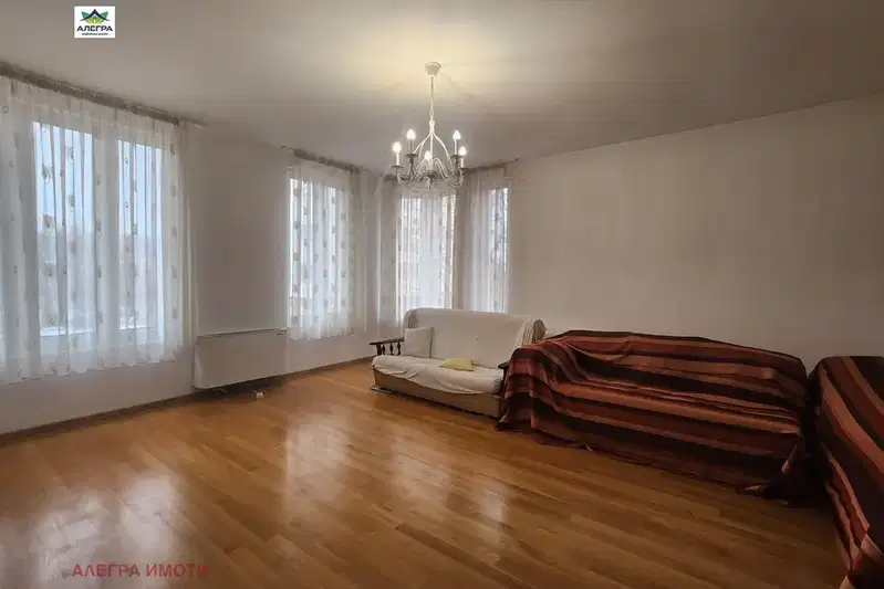 4-bedroom apartment in Pazardjik, Centyr