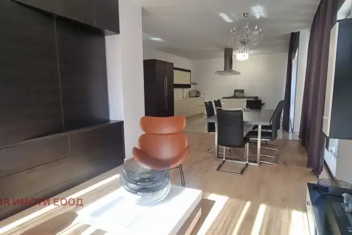 Многостаен апартамент в София, Изток