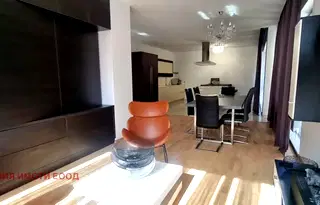 Многостаен апартамент в София, Изток