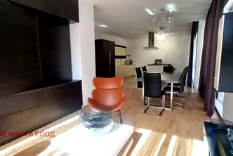 Многостаен апартамент в София, Изток