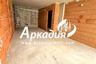 Просторен 4-стаен апартамент с две тераси в Кършияка, Пловдив