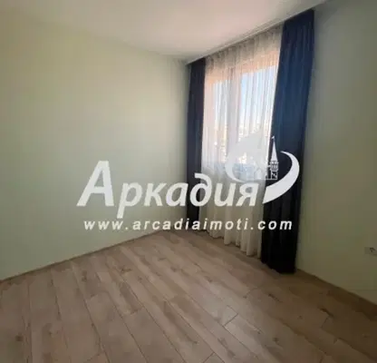 Снимка 5 — Просторен 4-стаен апартамент с панорамна гледка в Кършияка, Пловдив