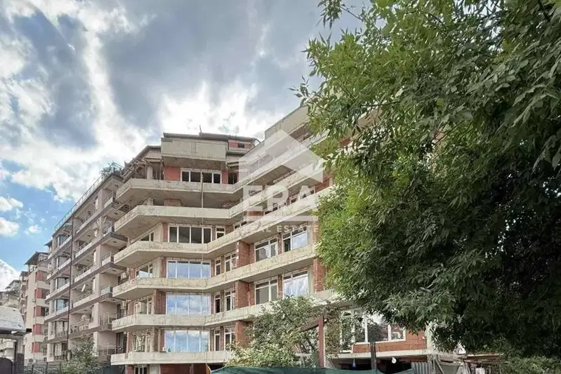 Многостаен апартамент в София, Лагера