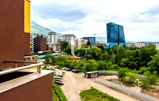 Просторен 4-стаен апартамент с голяма тераса в Манастирски ливади
