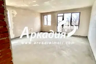 Просторен 4-стаен апартамент с две тераси в Остромила, Пловдив