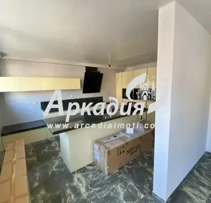 Снимка 4 — Просторен 4-стаен апартамент с три тераси в Съдийски, Пловдив