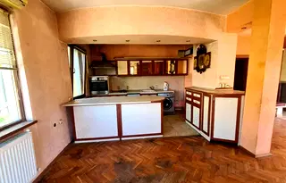 Многостаен апартамент в Хасково, Училищни