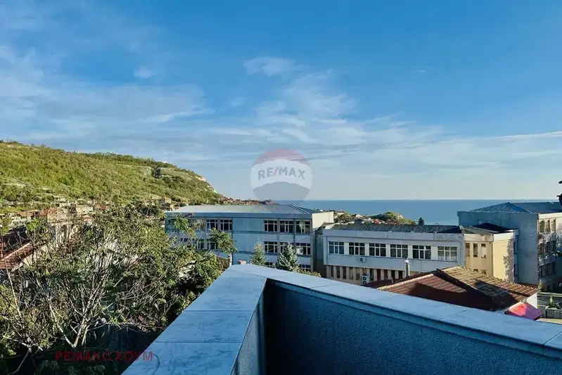 Просторен 4-стаен апартамент с морска гледка в Балчик