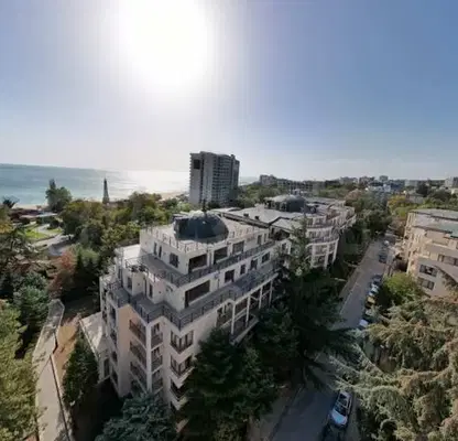 Снимка 3 — Двустаен апартамент с морска панорама в Златни пясъци