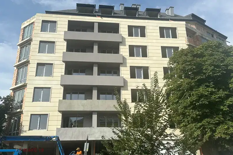 Двустаен апартамент с панорамна тераса в Банишора, София
