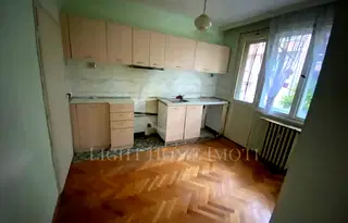 Двустаен апартамент с три отделни стаи и паркомясто в Център, Пловдив