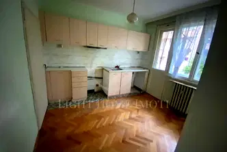 Двустаен апартамент с три отделни стаи и паркомясто в Център, Пловдив