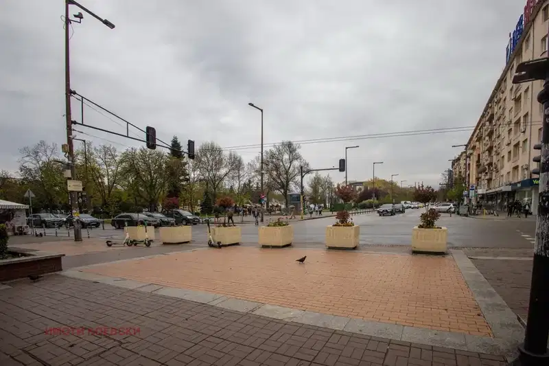 Просторен 2-стаен апартамент с две тераси в Център, София