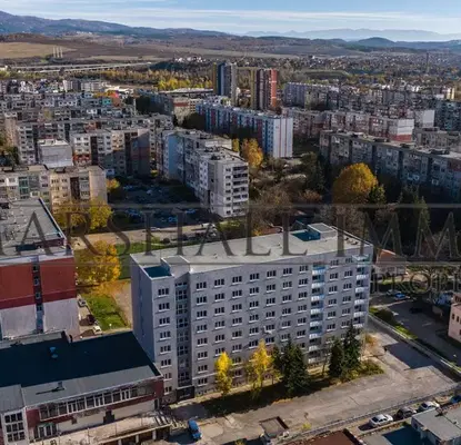 Снимка 3 — Двустаен апартамент в Перник, Изток с асансьор и двор