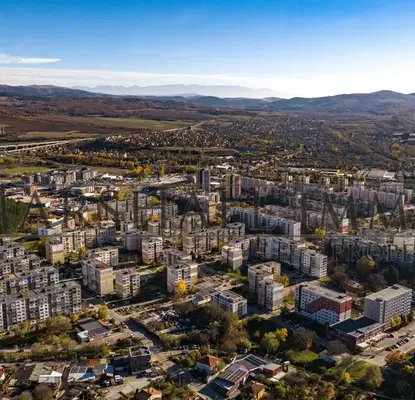 Снимка 5 — Двустаен апартамент в Перник, Изток с асансьор и двор