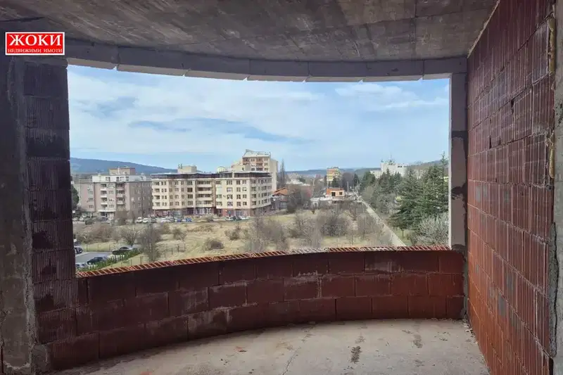 Двустаен апартамент в Перник, Изток