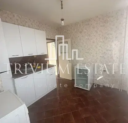 Снимка 2 — Тристаен апартамент с остъклена тераса в Каменица 2, Пловдив