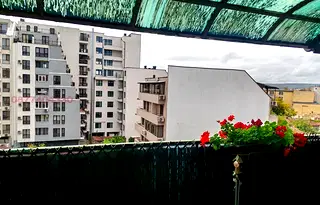 Двустаен тухлен апартамент с две тераси в Колхозен пазар, Варна