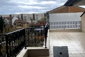 Просторен 2-стаен апартамент с голяма тераса в Кючук Париж, Пловдив