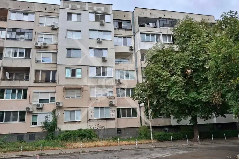 Двустаен апартамент с централно отопление в Лагера, София