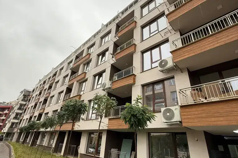 Двустаен апартамент с двор в Малинова долина, София