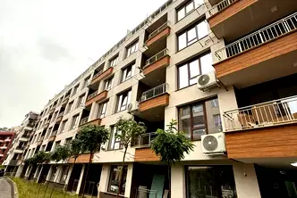 Двустаен апартамент с двор в Малинова долина, София