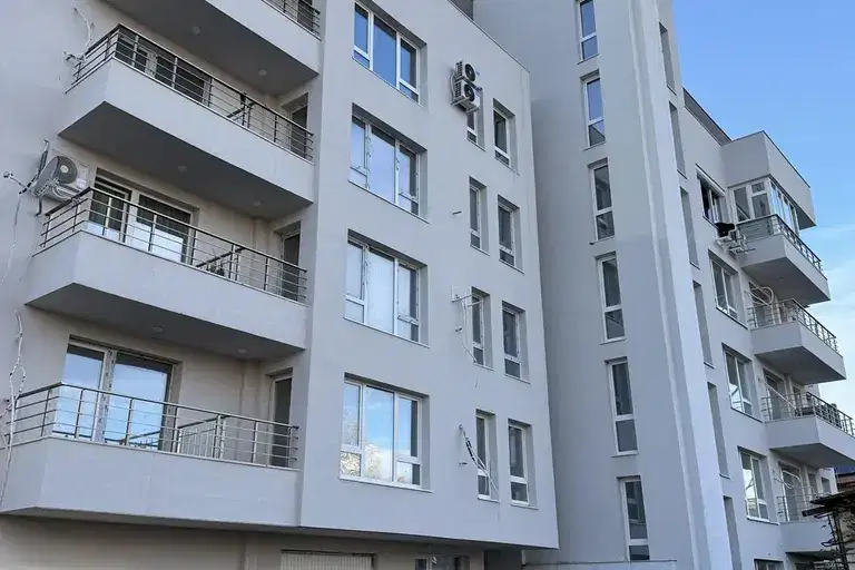 Двустаен апартамент с двор в Обеля 1, София