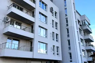 Двустаен апартамент с двор в Обеля 1, София