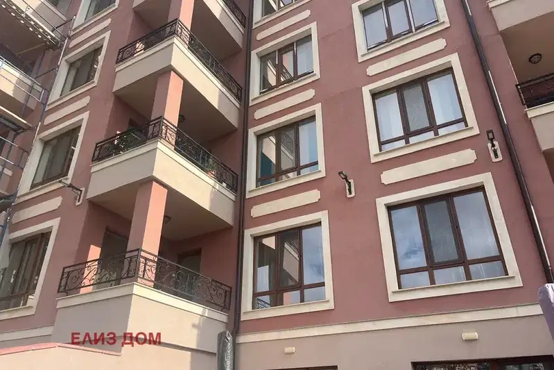 Просторен 2-стаен апартамент с тераса в Виница, Варна