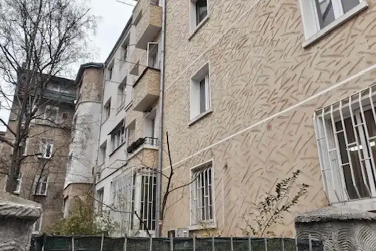 Малък 1-стаен апартамент с двор в Център, София