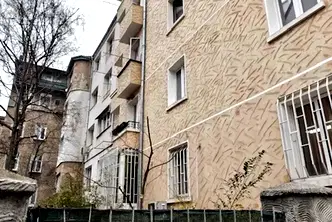 Малък 1-стаен апартамент с двор в Център, София