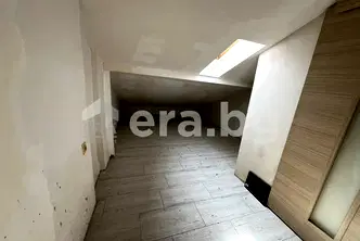 Едностаен апартамент с покривен прозорец в Колхозен пазар, Варна